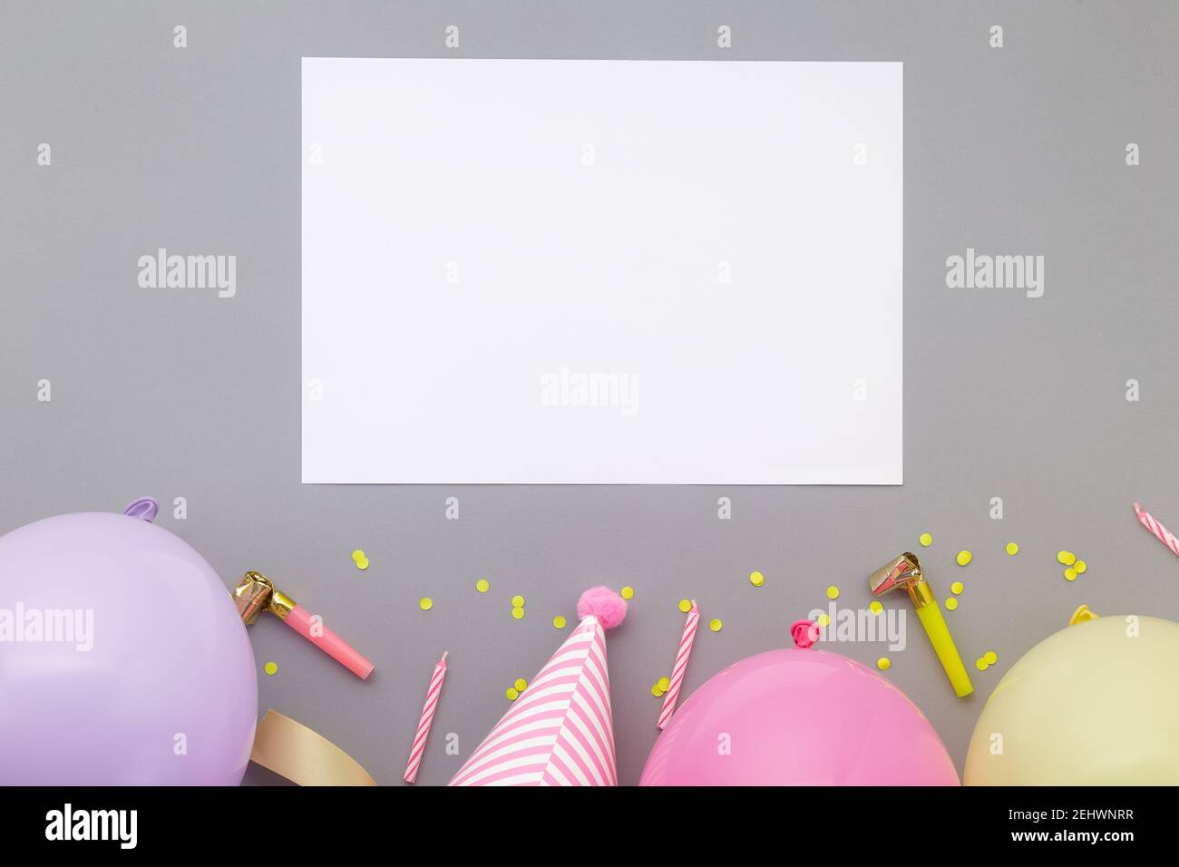 Fond joyeux anniversaire, plat lay coloré décoration de fête avec carte d'invitation de circulaire sur fond gris pastel. Banque D'Images Fond joyeux anniversaire, plat lay coloré décoration de fête avec carte d'invitation de circulaire sur fond gris pastel. Banque D'Images