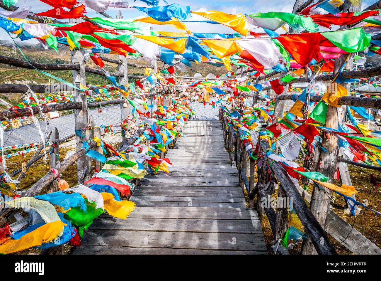Allée de drapeaux de prière tibétains et cartes de prière en bois à La montagne de neige de Shika dans la vallée de la lune bleue dans le Yunnan en Chine Banque D'Images