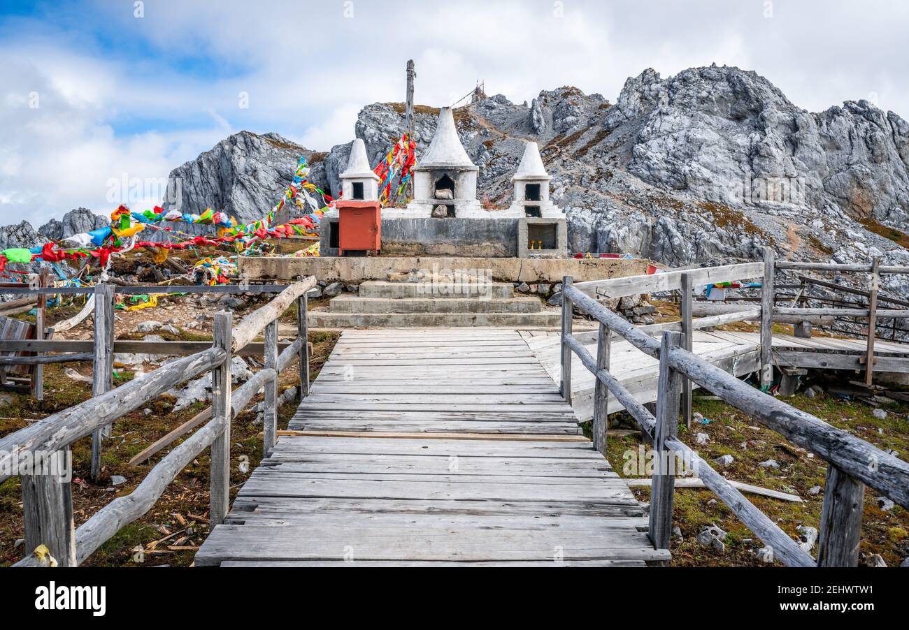 Bouddhiste tibétain offrant un lieu de combustion et une voie menant à l' sommet de la montagne enneigée de la Shika à Shangri-la Yunnan en Chine Banque D'Images