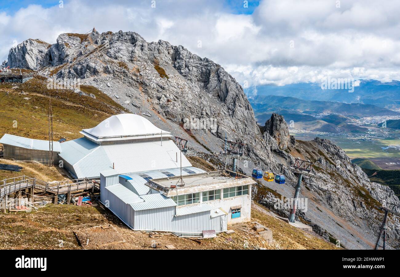 Station de téléphérique supérieure et vue panoramique sur le sommet à Shika Montagne enneigée dans la vallée de la lune bleue à Shangri-la Yunnan Chine Banque D'Images