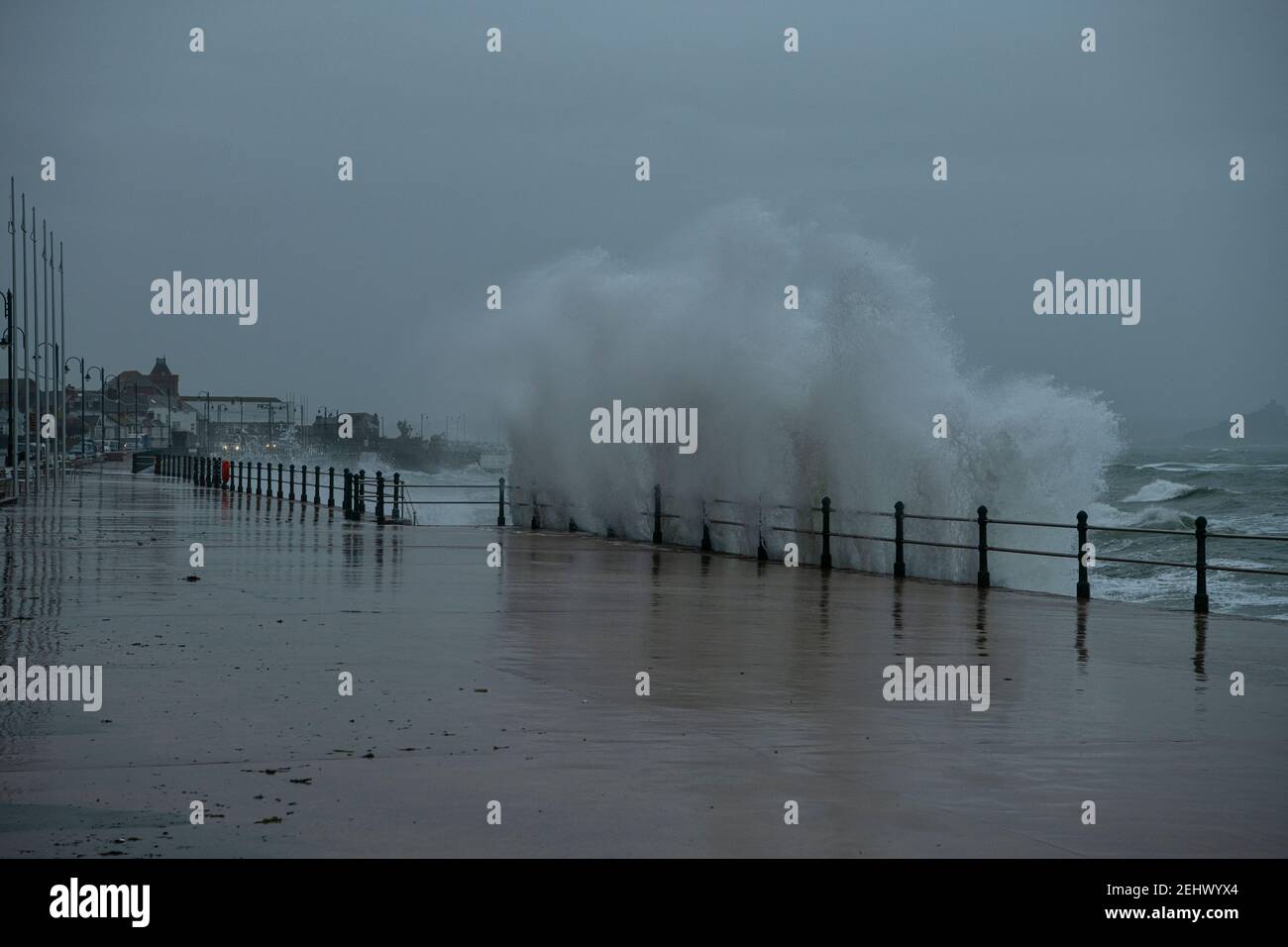 Penzance Cornwall, marche à Cornwall, marche à Cornouailles, promenade de Penzance Cornwall, sièges de galets sur la promenade de Penzance pierres sur une plage de Cornouailles, tempête de Cornouailles, grandes vagues, tempête de Penzance, tempête de Penzance grandes vagues sur la promenade crédit: kathleen White/Alamy Live News Banque D'Images