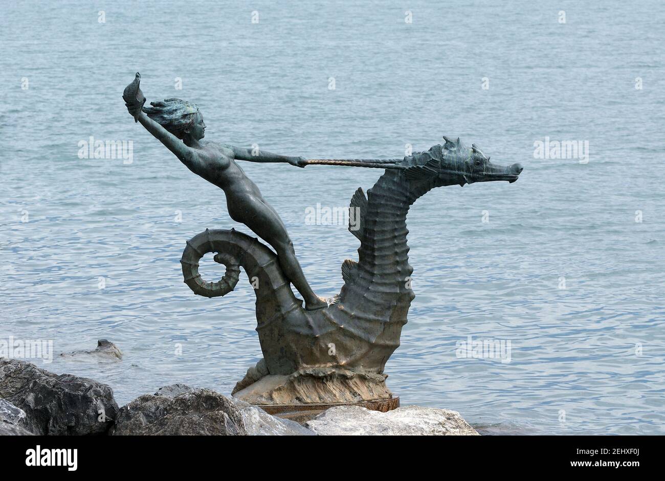 Vevey, Suisse, rive nord du lac Léman, sculpture sous forme d'une fille avec un bord de mer sur l'hippocampe Banque D'Images