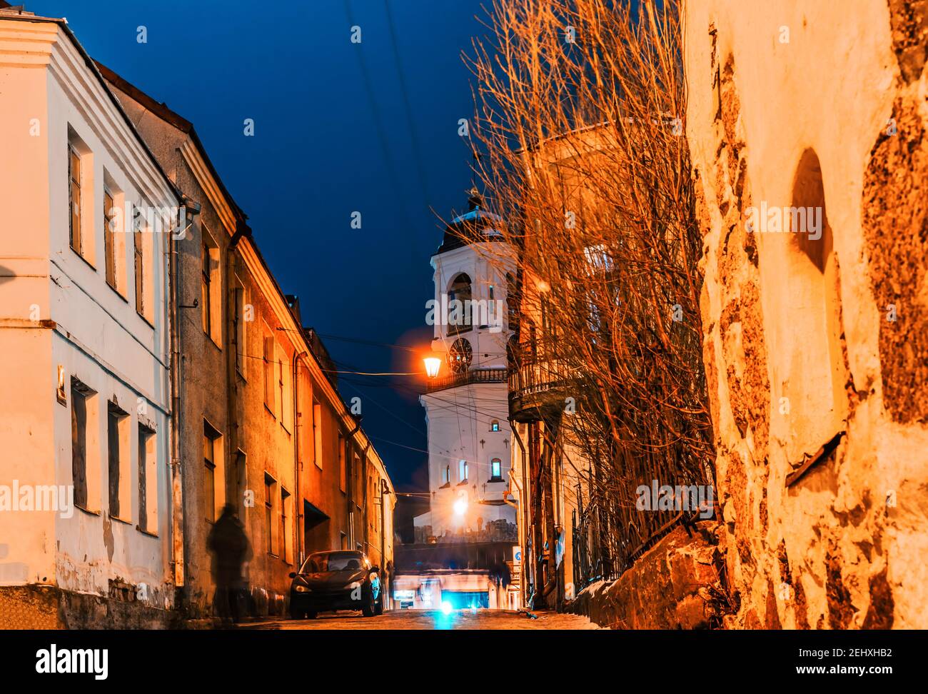 Un paysage urbain médiéval la nuit. Vyborg en Russie. Vue sur la Tour de l'horloge. Banque D'Images