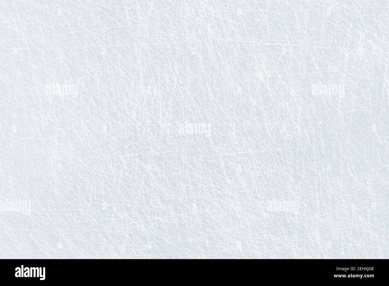 Texture de fond de glace et surface de neige avec des marques et des lignes de patinage. Patinoire, arène ou stade de hockey sur glace depuis la vue de dessus. Papier peint bleu clair gelé. Banque D'Images