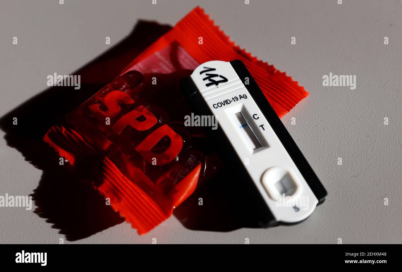 Magdebourg, Allemagne. 20 février 2021. Un test d'antigène négatif se trouve à côté d'un sac de gomme de fruit avec le logo SPD. 103 délégués du SPD doivent attribuer les 41 postes de liste pour les élections de juin dans l'Etat selon des règles d'hygiène strictes. La première place sur la liste sera Katja Pähle, le chef du groupe parlementaire SPD, qui a remporté le vote des membres. Crédit : Ronny Hartmann/dpa-Zentralbild/dpa/Alay Live News Banque D'Images