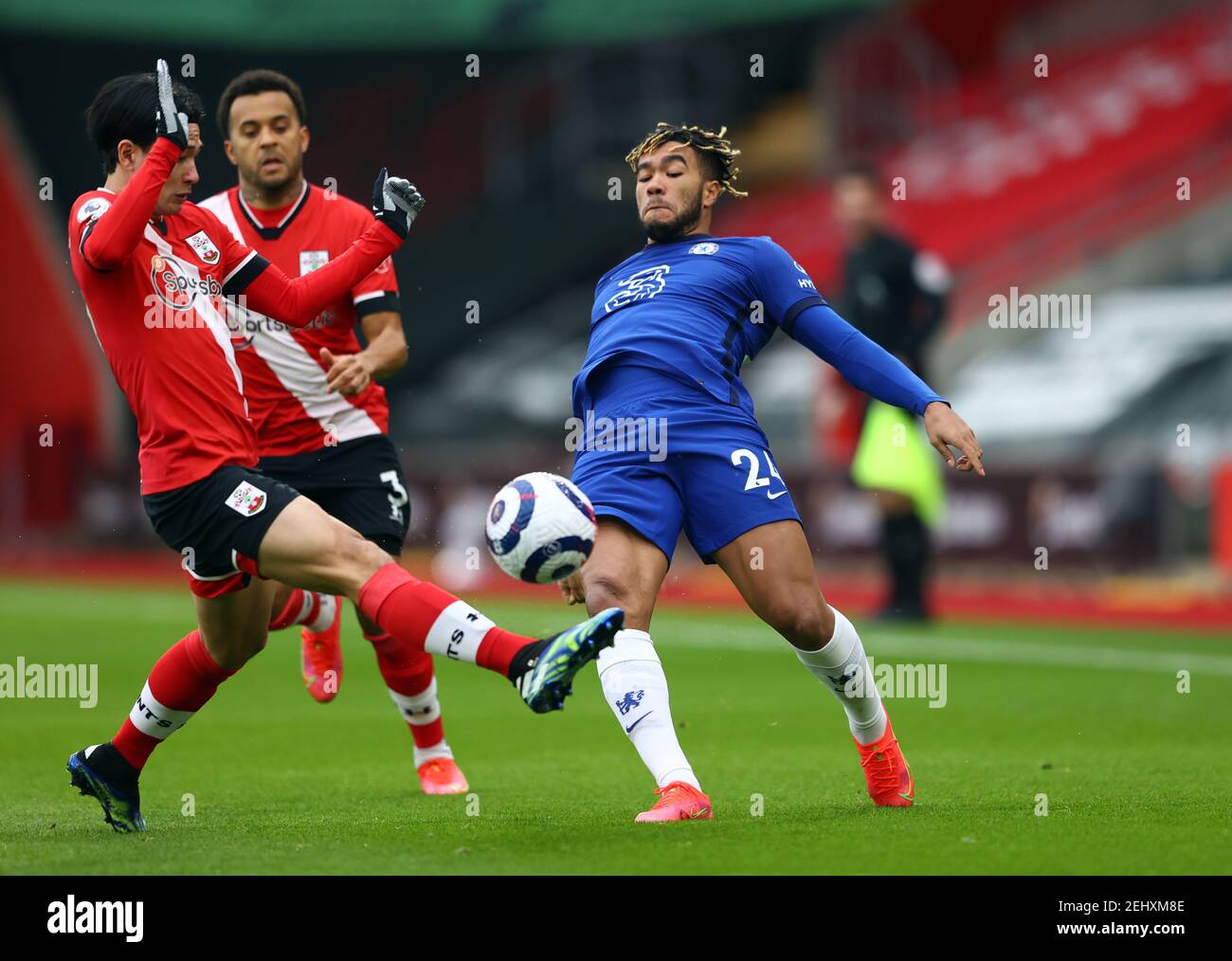 Takumi Minamino de Southampton (à gauche) et Reece James de Chelsea (à droite) se battent pour le ballon lors du match de la Premier League au stade St Mary's, à Southampton. Date de la photo: Samedi 20 février 2021. Banque D'Images Takumi Minamino de Southampton (à gauche) et Reece James de Chelsea (à droite) se battent pour le ballon lors du match de la Premier League au stade St Mary's, à Southampton. Date de la photo: Samedi 20 février 2021. Banque D'Images