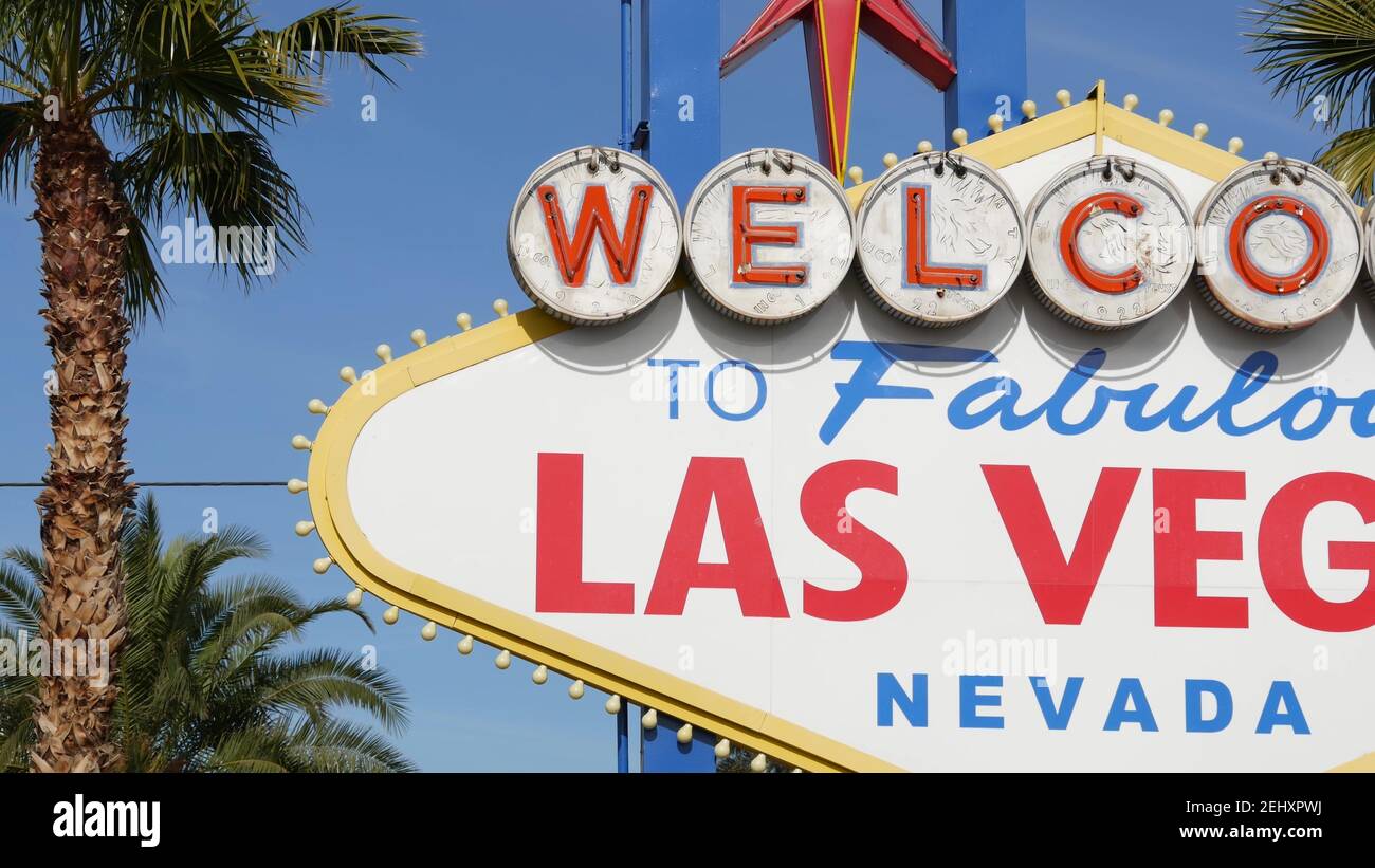 Bienvenue dans le fabuleux panneau rétro de Las Vegas au néon dans la station touristique de jeu, USA. Bannière vintage emblématique en tant que symbole de casino, jeux de hasard, jeux d'argent Banque D'Images