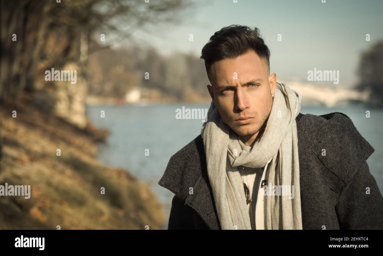 Un beau jeune homme en milieu urbain dans la ville européenne Banque D'Images