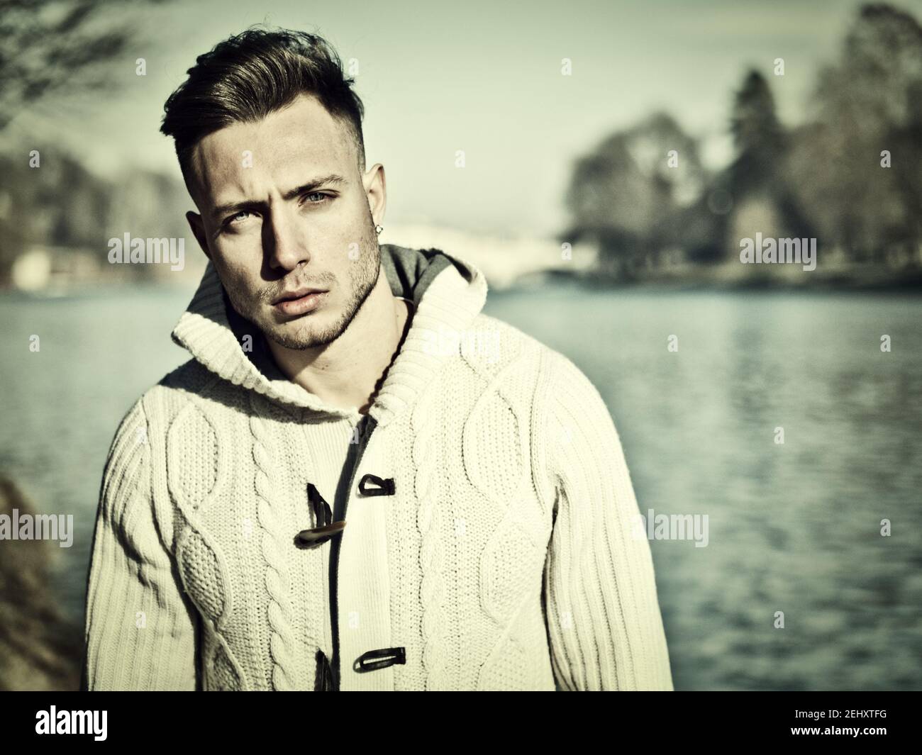 Un beau jeune homme en milieu urbain dans la ville européenne Banque D'Images