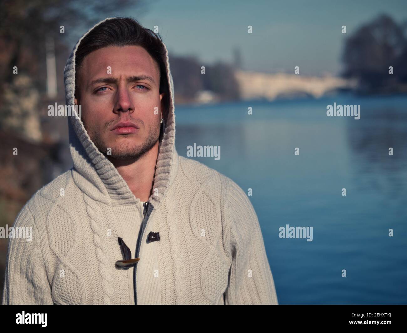 Un beau jeune homme en milieu urbain dans la ville européenne Banque D'Images