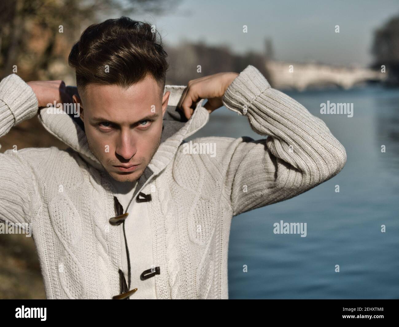 Un beau jeune homme en milieu urbain dans la ville européenne Banque D'Images