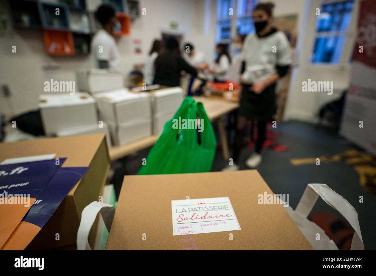 Distribution des colis de nourriture et d'hygiène par l'Association étudiante de solidarité de la CdP'1. Des centaines de paniers de 5 à 6 kg par personne sont distribués par semaine. L'association guide également les étudiants vers des structures d'aide psychologique, d'orientation et financière. Paris le 19/02/2021. Photo de Gabrielle Cezard / BePress/ABACAPRESS.COM Banque D'Images