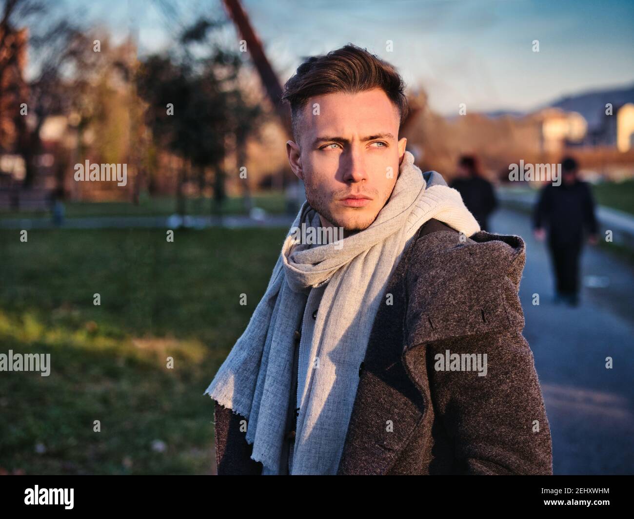 Beau jeune homme en ville, environnement industriel Banque D'Images