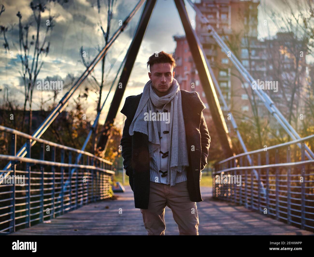 Beau jeune homme en ville, environnement industriel Banque D'Images