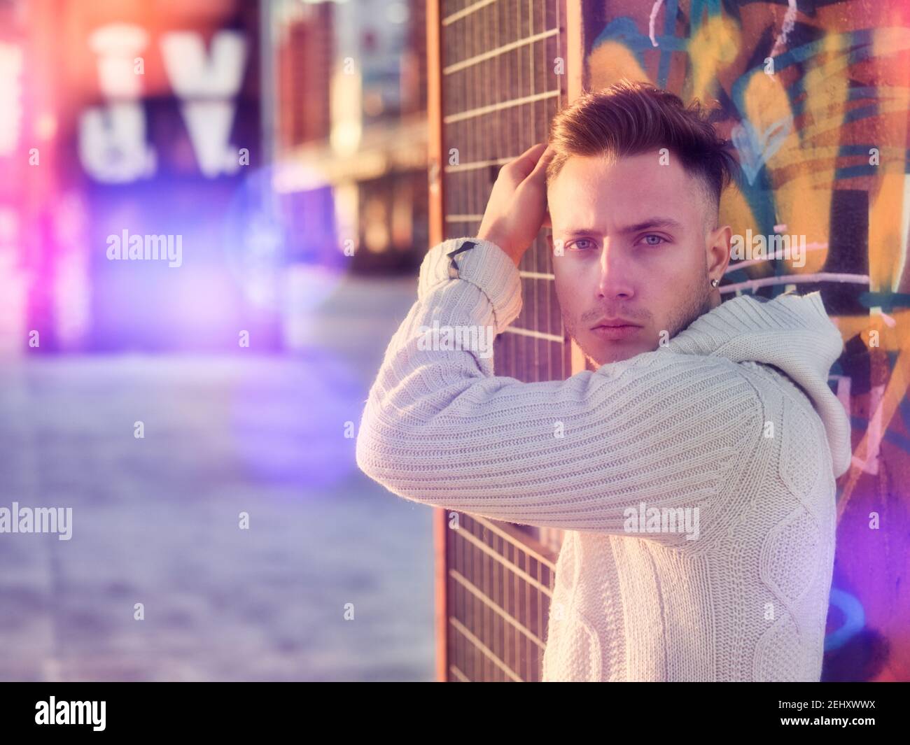 Beau jeune homme en ville, environnement industriel Banque D'Images