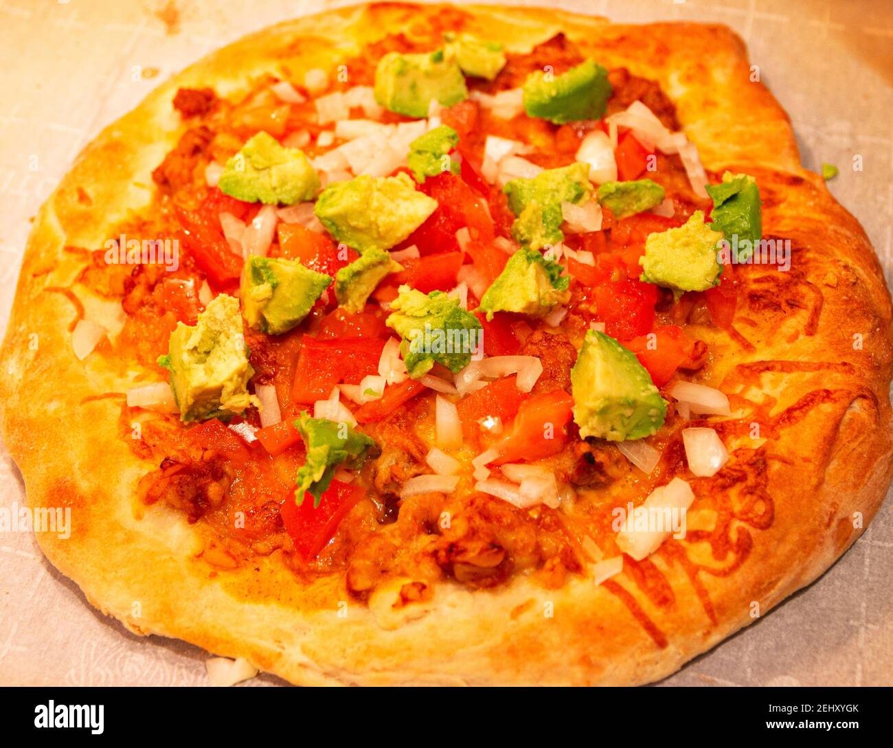 Gros plan sur une pizza mexicaine maison avec avocat sur le dessus. Banque D'Images