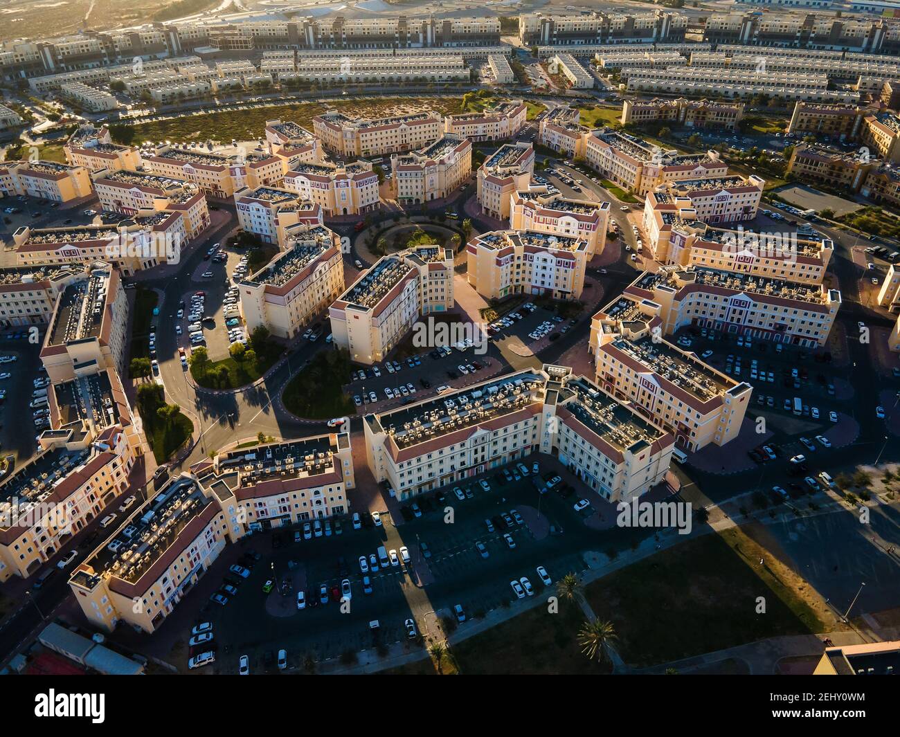 Vue aérienne d'International City à Dubaï, Émirats arabes Unis. Architecture suburbaine sur le thème des résidences, des affaires et des attractions touristiques Banque D'Images