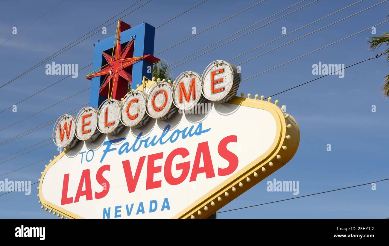 Bienvenue dans le fabuleux panneau rétro de Las Vegas au néon dans la station touristique de jeu, USA. Bannière vintage emblématique en tant que symbole de casino, jeux de hasard, jeux d'argent Banque D'Images