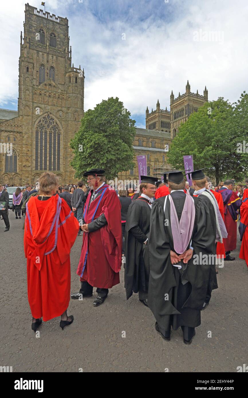 Durham, comté de Durham, Angleterre. Diplôme universitaire en face de la cathédrale avant leur cérémonie de remise des diplômes. Banque D'Images