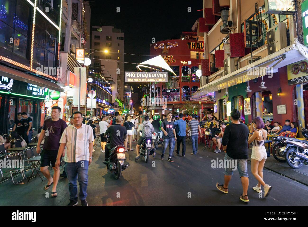 Les gens qui se promène dans la rue bondée de Bui Vien, célèbre pour sa vie nocturne animée Banque D'Images