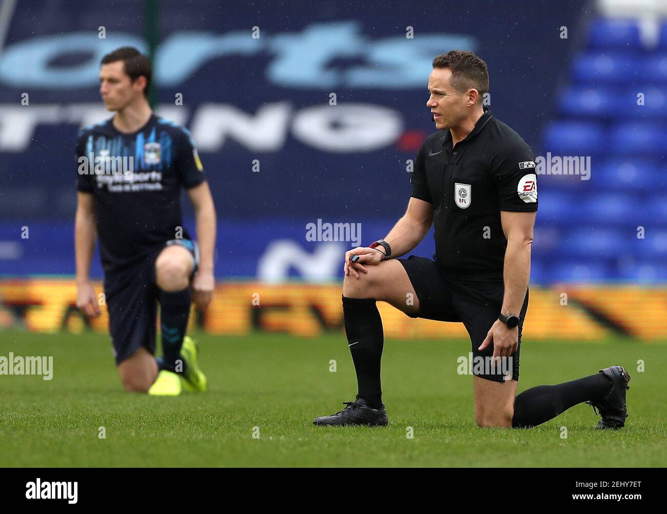 L'arbitre Stephen Martin prend un genou avant le début du match du championnat Sky Bet au stade St. Andrew's trillion Trophy, à Birmingham. L'arbitre est passé du noir à un violet pour la seconde moitié, le résultat d'un conflit de couleurs avec le kit unique plus foncé de Coventry. Date de la photo: Samedi 20 février 2021. Banque D'Images