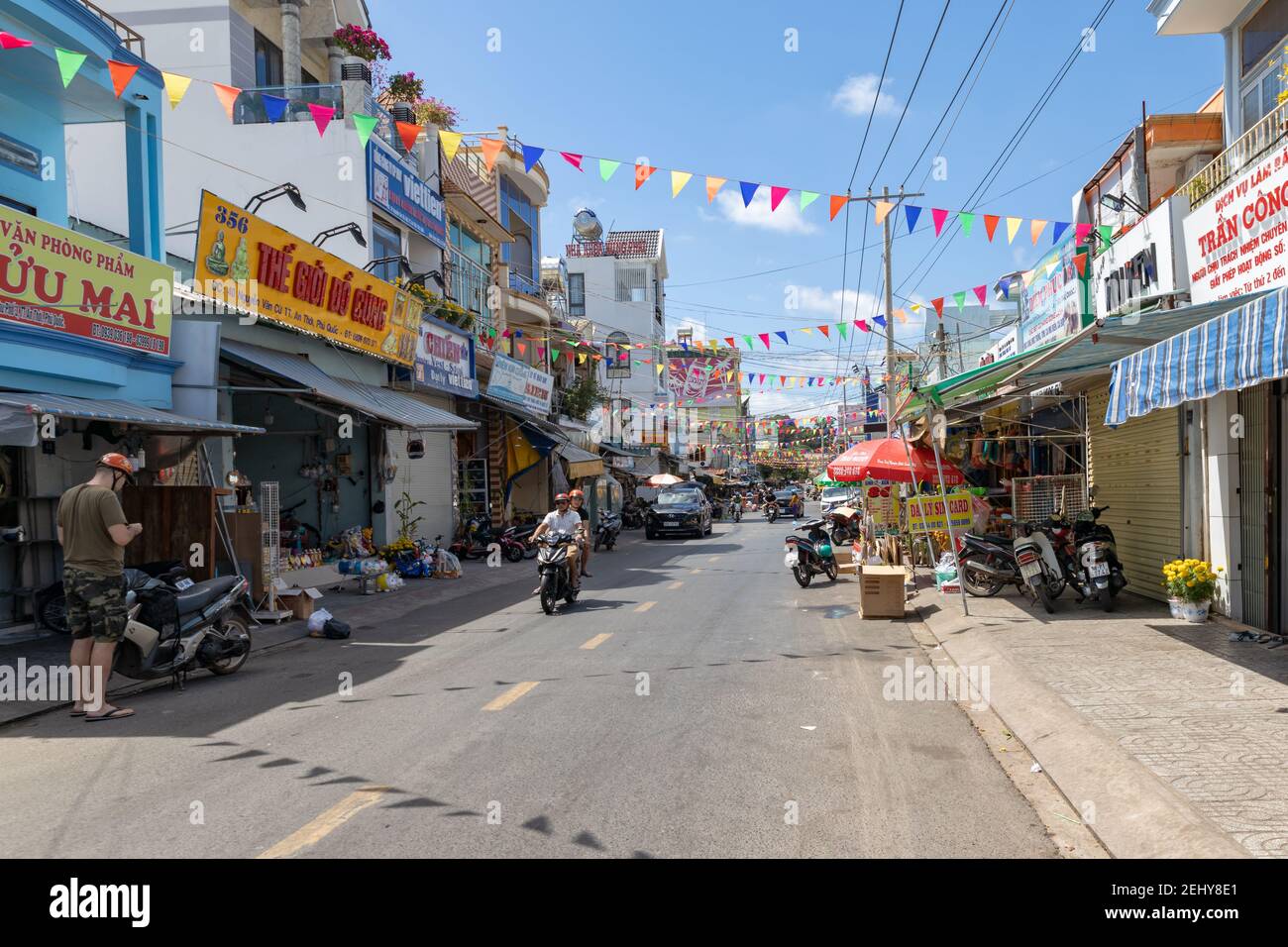 Rue dans un Thoi, décorée pour le nouvel an vietnamien, au sud de l'île de Phu Quoc Banque D'Images