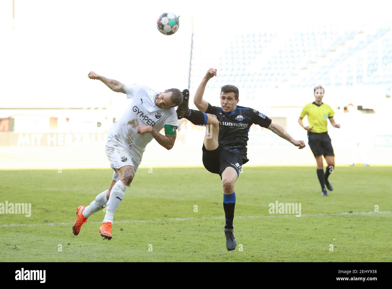 20 Fevrier 2021 Rhenanie Du Nord Westphalie Paderborn Football 2 Bundesliga Sc Paderborn 07 Sv Sandhausen Matchday 22 A Benteler Arena Ron Schallenberg R De Paderborn Lutte Pour Le Bal Avec Dennis Diekmeier L De