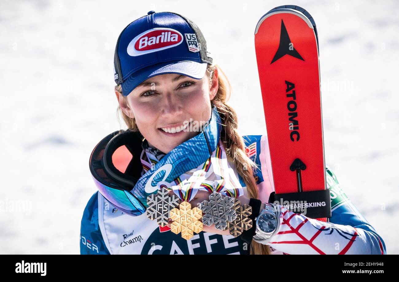20 février 2021, Italie, Cortina d'Ampezzo: Ski alpin: Championnat du monde:  Slalom, femmes, 2ème course: Mikaela Shiffrin des Etats-Unis montre toutes  ses médailles du Championnat du monde après la course à la