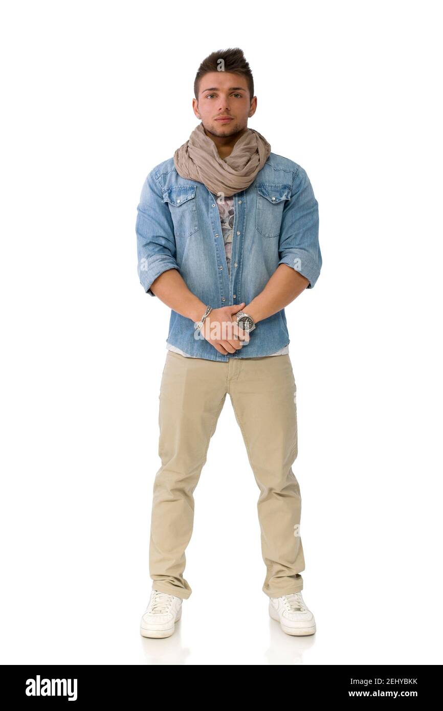 Beau jeune homme debout avec chemise en jean et foulard Banque D'Images