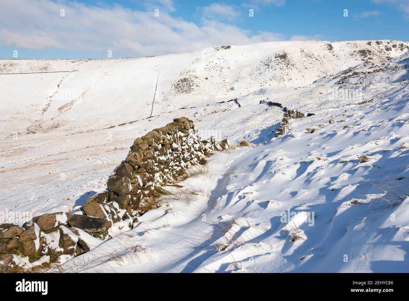 La neige couvrait la colline sur les bancs de la plate-forme au-dessus de Glossop, High Peak, Derbyshire, Angleterre. Banque D'Images