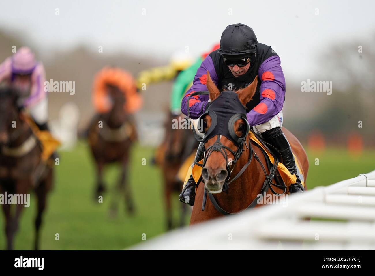 Harry Skelton à cheval Shannon Bridge Clear le dernier à gagner le Betfair Cheltenham Free Bet Pot Builder handicap à l'hippodrome d'Ascot. Date de la photo: Samedi 20 février 2021. Banque D'Images