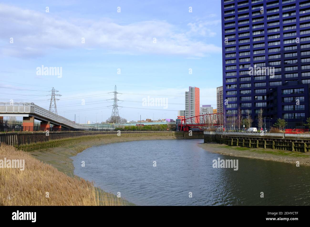 CITY ISLAND, LONDRES - LE 20 FÉVRIER 2021 : London City Island aménagement moderne à côté du canal Bow Creek. Banque D'Images