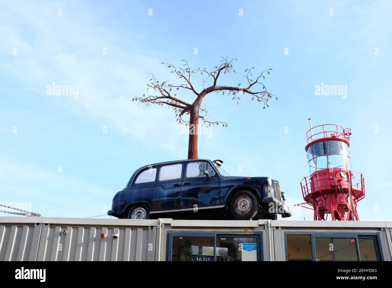 LONDRES - 20 FÉVRIER 2021 : Trinity Buoy Wharf. Taxi et sculpture d'arbres par Andrew Baldwin au-dessus du Orchard Cafe. Banque D'Images