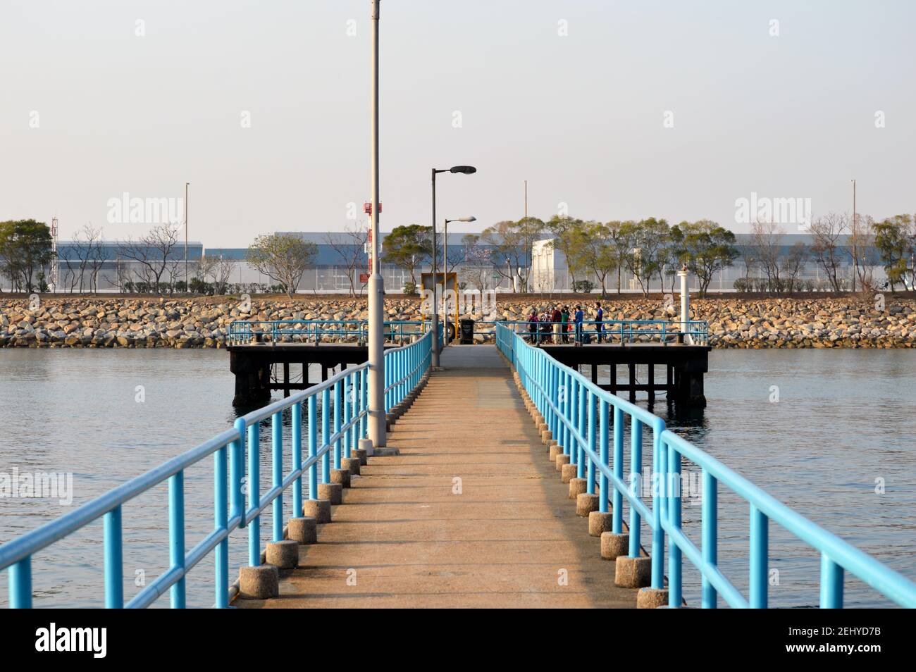 SHA Lo WAN Ferry Pier (沙螺灣渡輪碼頭), un quai de ferry rural à Hong Kong Banque D'Images