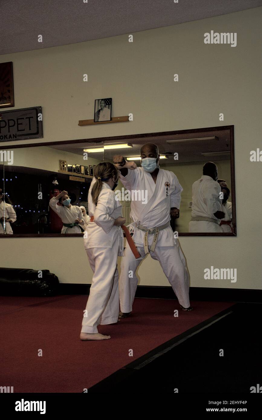 Cette action photo est de ma fille dans sa classe de karaté. Le karaté est un art martial qui met l'accent sur l'auto-discipline et d'aptitude. Banque D'Images