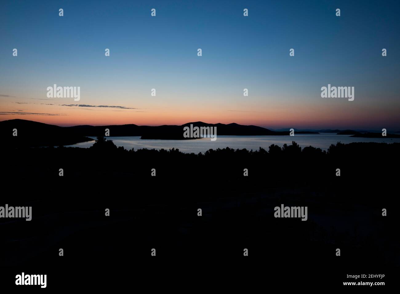 beau crépuscule sombre sur une mer calme et plate Banque D'Images