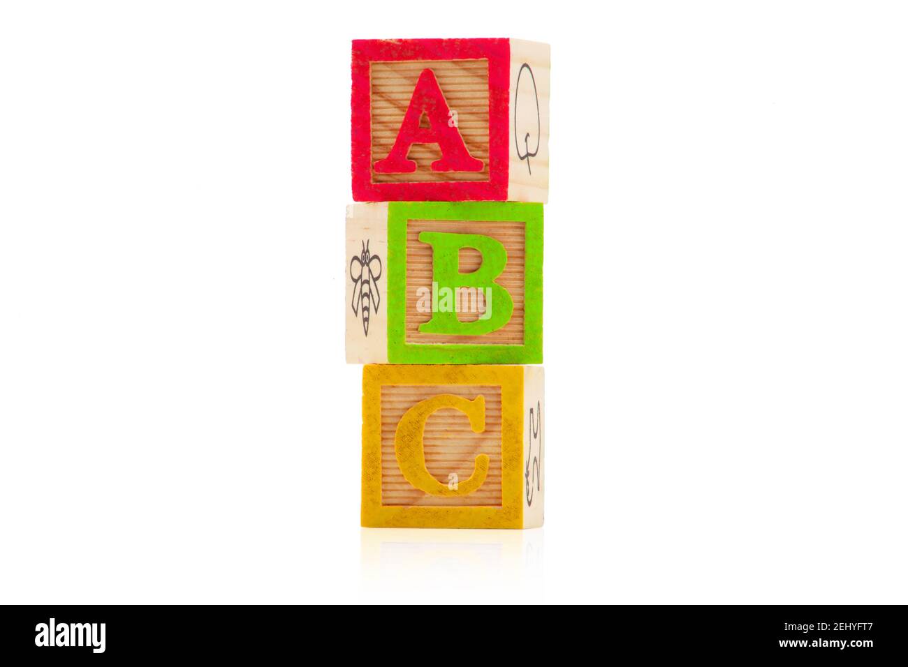 Pile de blocs de bois A B C pour enfants sur blanc avec réflexion Banque D'Images