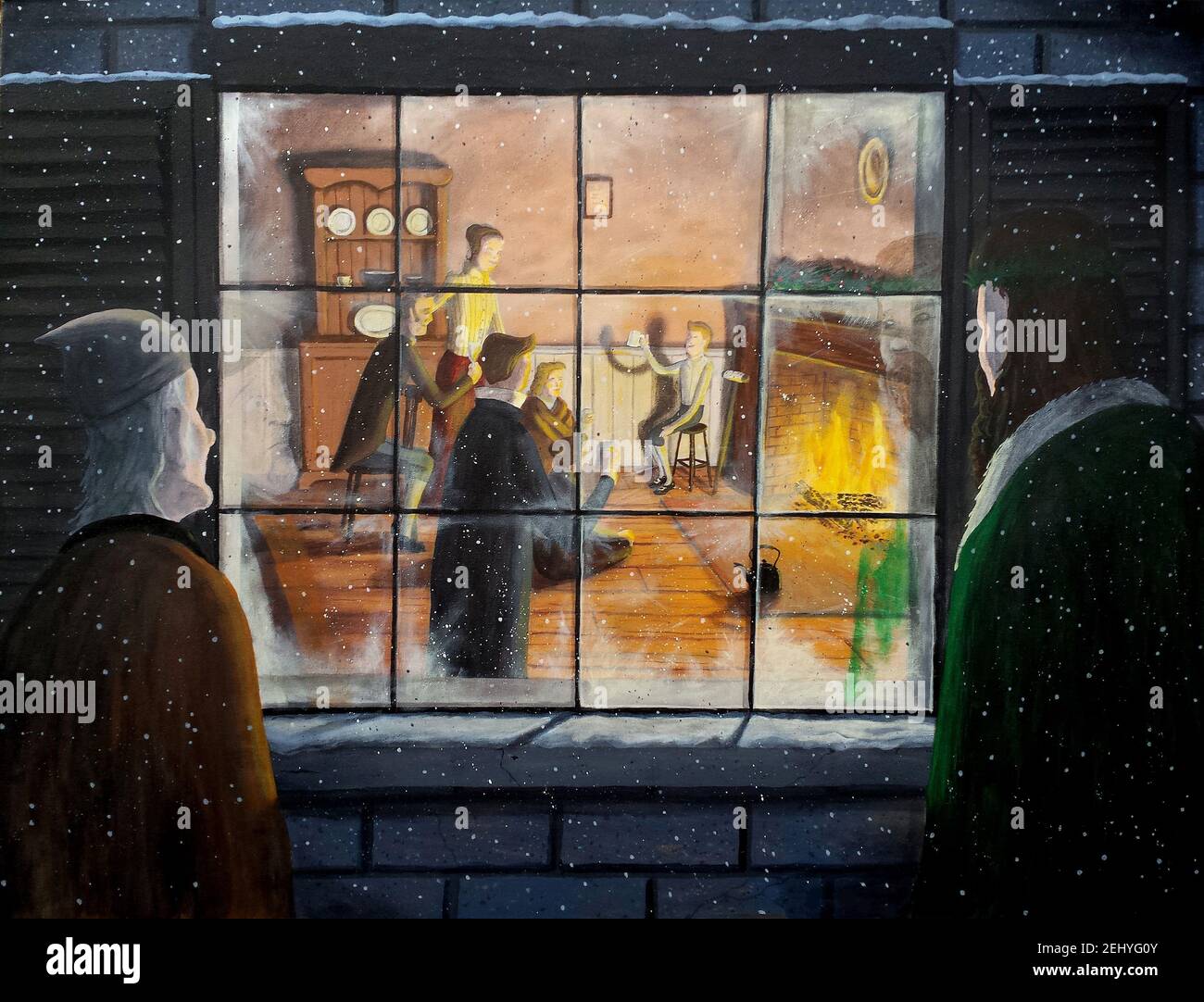 Le Scrooge et le cadeau fantôme de Noël regardent par la fenêtre de la famille Crachit célébrant Noël autour de la cheminée. Banque D'Images