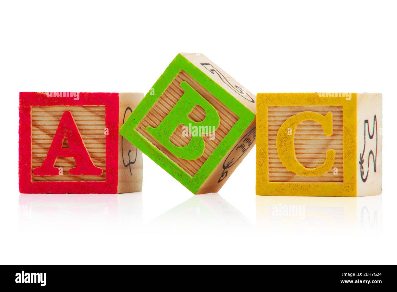 Trois blocs de bois pour enfants sur fond blanc avec les lettres A, B et C. Banque D'Images