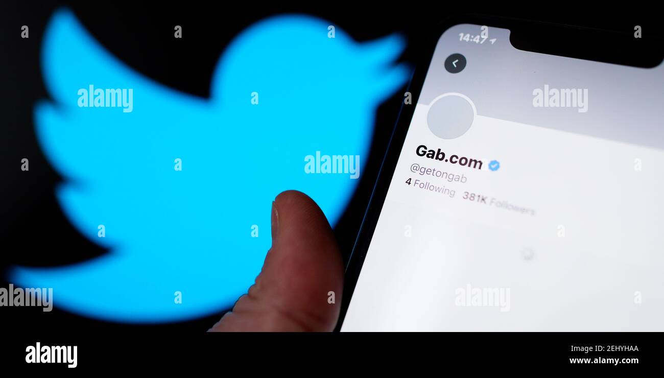 Le compte Twitter Gab absent, qui a été mis hors ligne par Twitter, est vu dans cette photo d'illustration sur un appareil mobile à Varsovie, Pologne, le février Banque D'Images