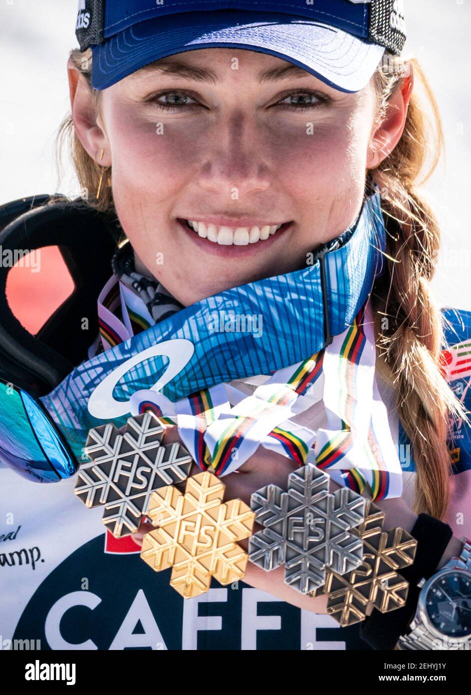 20 février 2021, Italie, Cortina d'Ampezzo: Ski alpin: Championnat du monde: Slalom, femmes, 2ème course: Mikaela Shiffrin des Etats-Unis montre toutes ses médailles du Championnat du monde après la course à la ligne d'arrivée. Photo: Michael Kappeller/dpa Banque D'Images