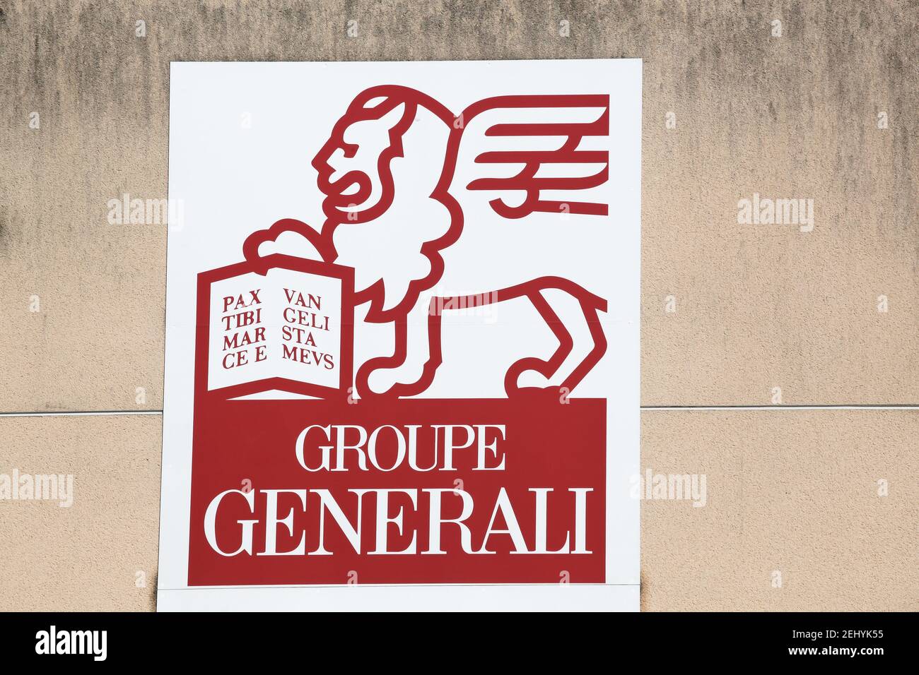 Macon, France - 5 juillet 2020 : logo Generali sur un mur. Generali est la plus grande compagnie d'assurance en Italie et la troisième au monde Banque D'Images