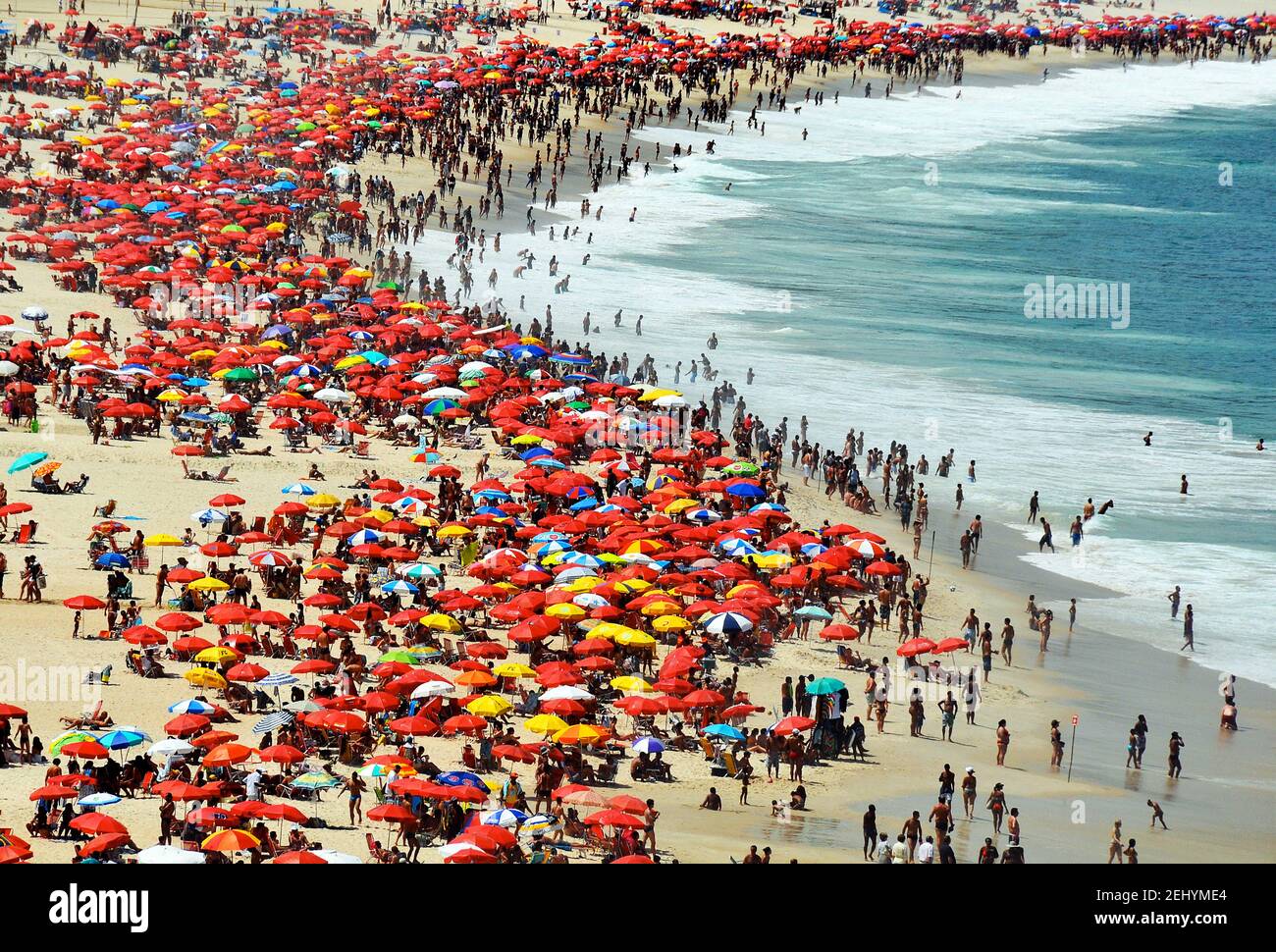 Foule sur la plage de Copacabana, Rio de Janeiro, Brésil Banque D'Images