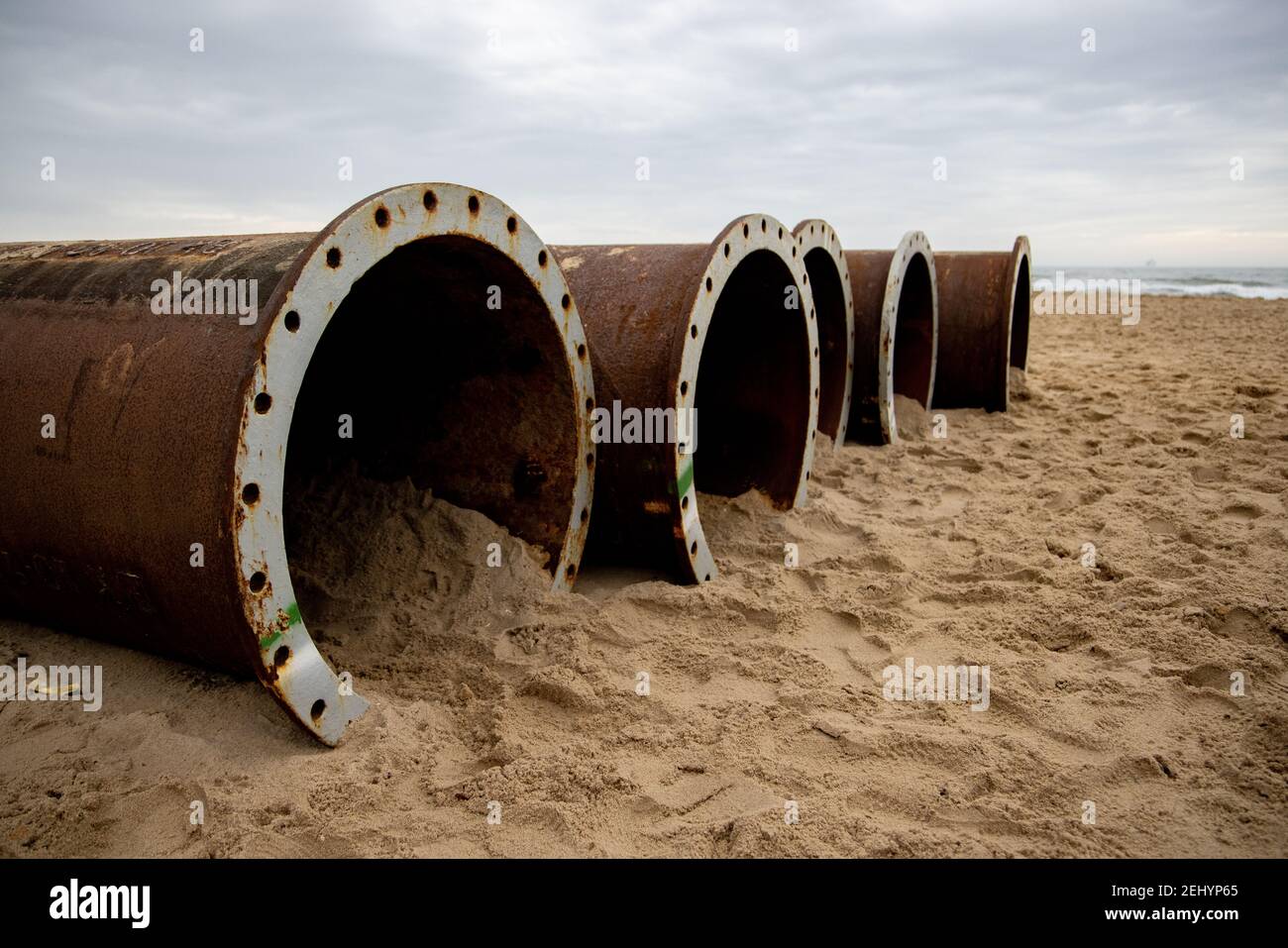 Grands tuyaux en acier utilisés pour pomper le sable dragué pour construire la plage protégeant la côte de l’érosion sur la plage de Fisherman’s Walk, Southbo Banque D'Images