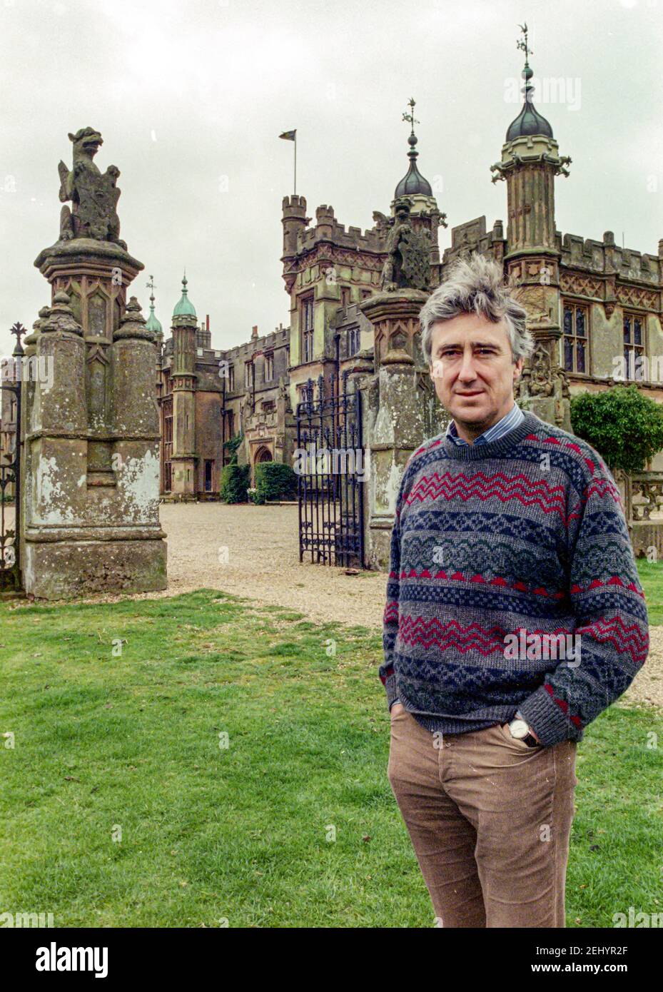 STEVENAGE - ANGLETERRE 90: David Lytton-Cobbold, 2e baron Cobbold posant à l'extérieur de la maison familiale “Knebworth House, Hertfordshire, Angleterre sur le 1990. Banque D'Images