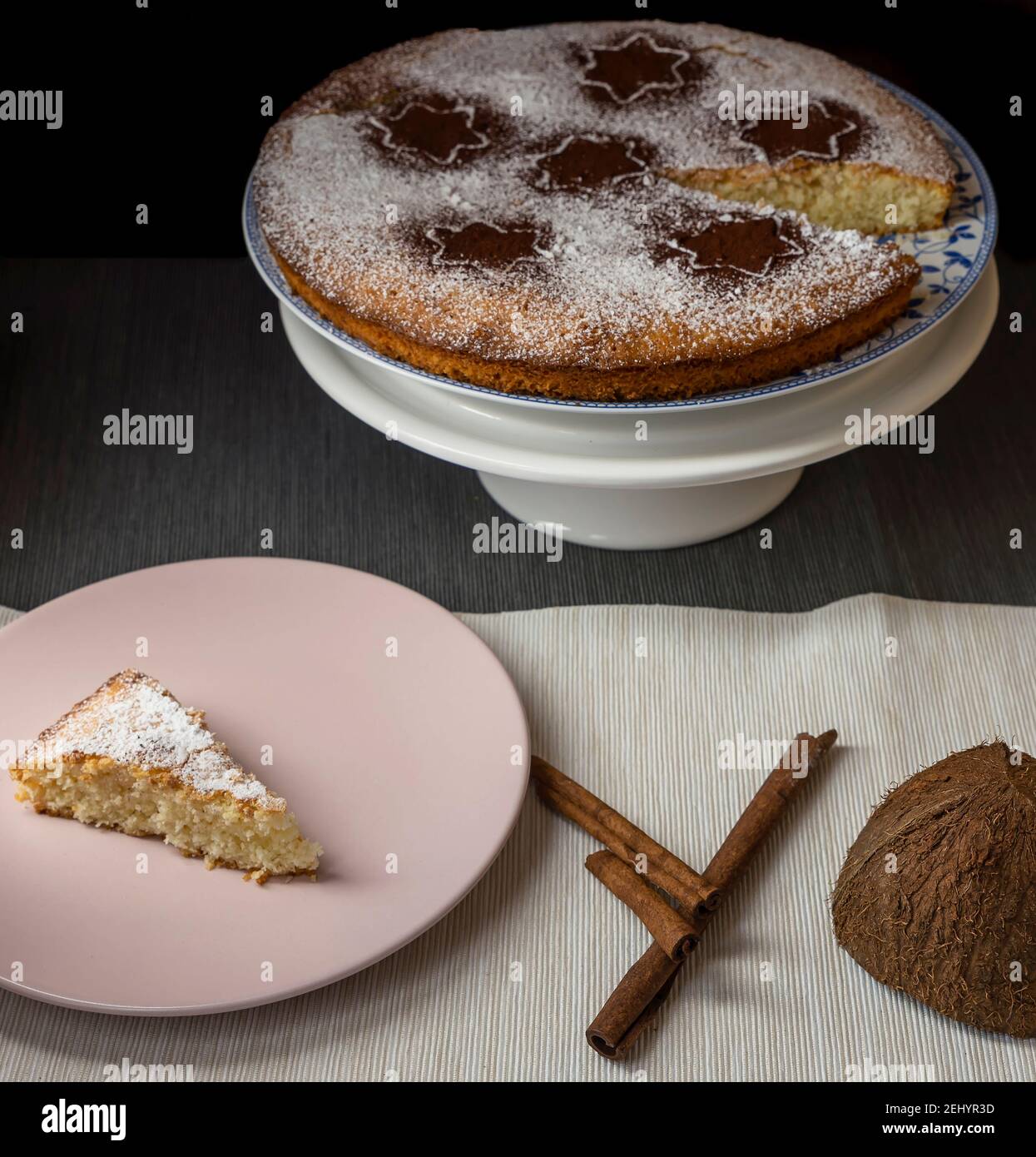 Gâteau à la noix de coco et au citron, recouvert de sucre en poudre et de cacao en poudre Banque D'Images