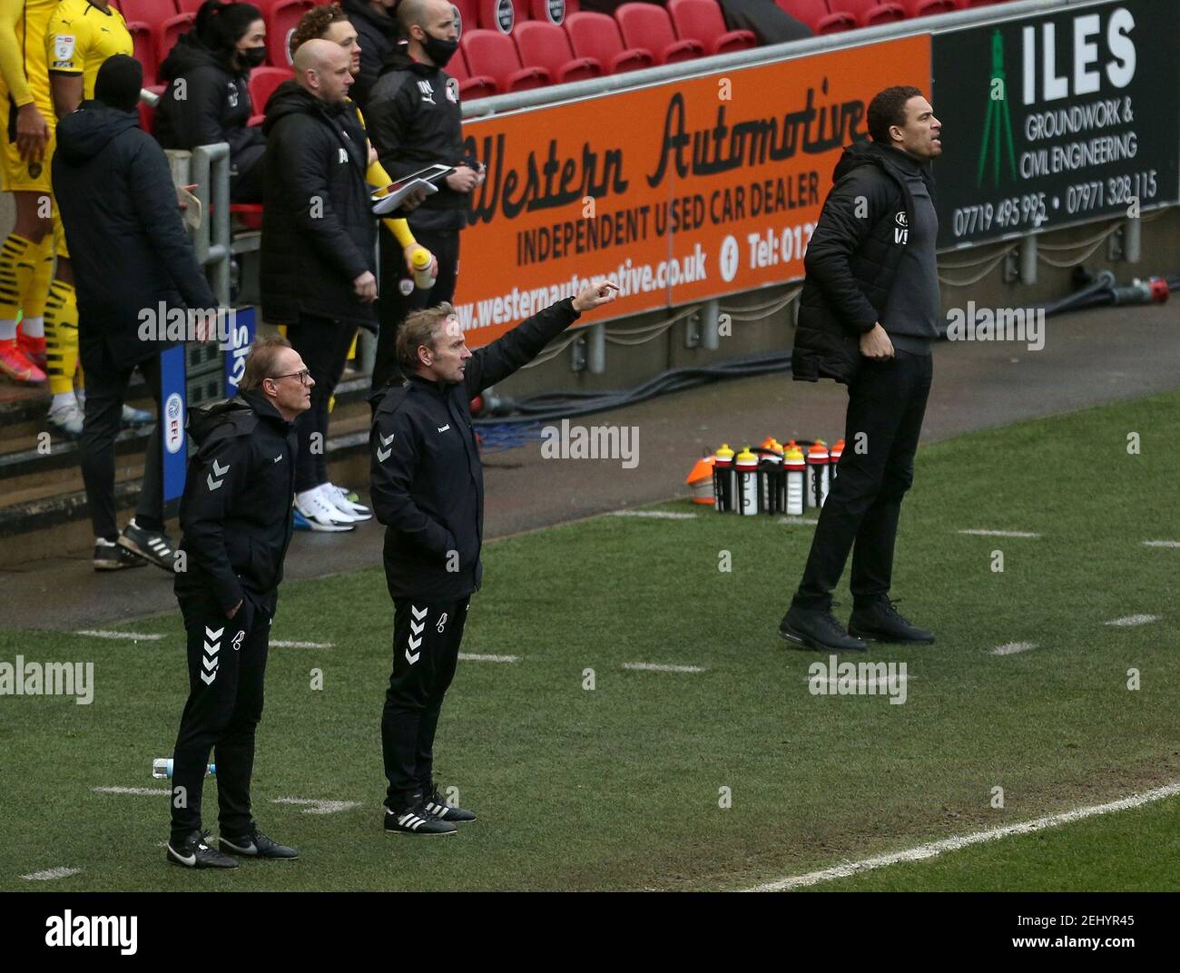 Keith Downing (à gauche) et Paul Simpson, deux assistants de Bristol City, en contact avec le directeur de Barnsley, Valerien Ismael (à droite), lors du match du championnat Sky Bet à Ashton Gate, Bristol. Date de la photo: Samedi 20 février 2021. Banque D'Images