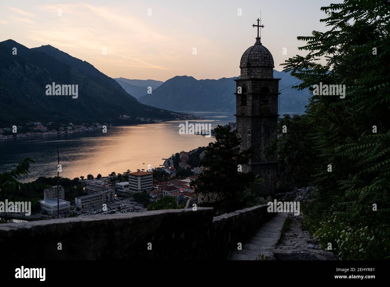 Explorez l'idyllique Kotor au Monténégro par une journée ensoleillée. Banque D'Images