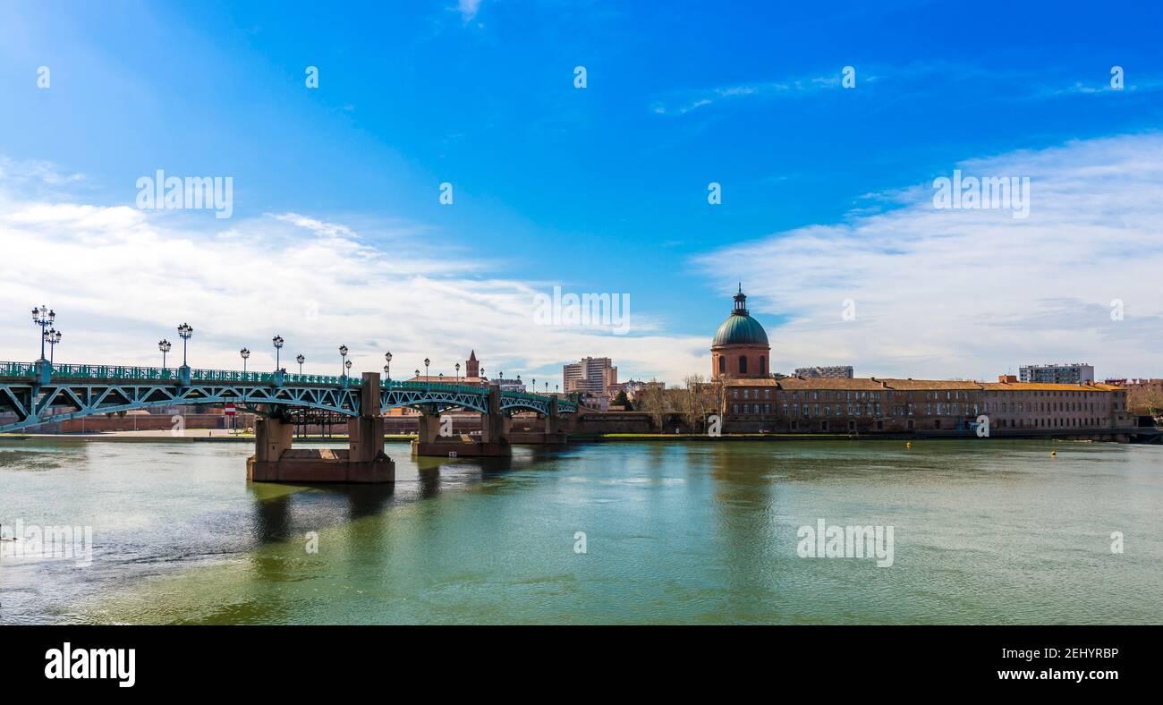 La Garonne au coucher du soleil à Toulouse en Occitania, France Banque D'Images