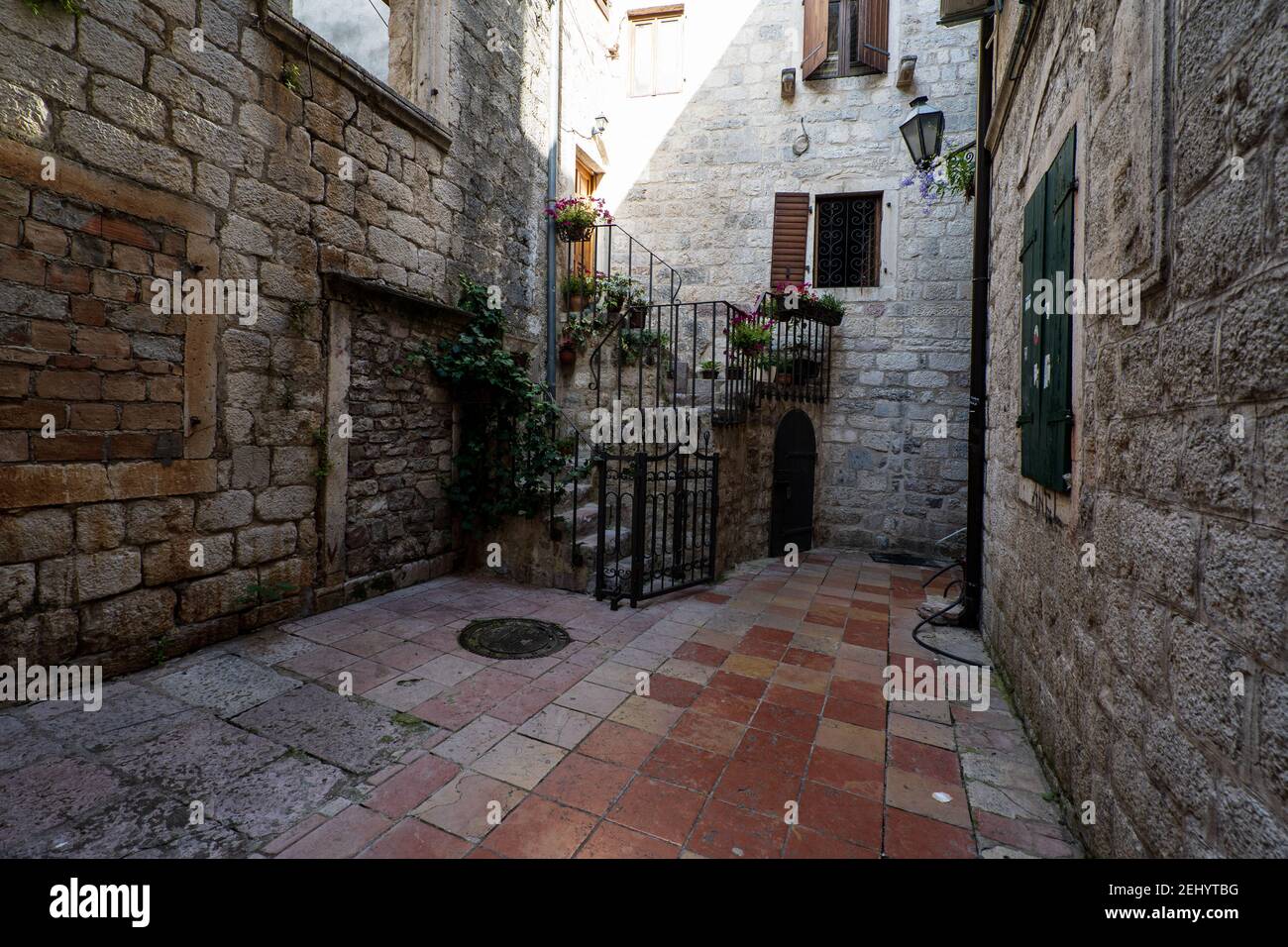 Explorez l'idyllique Kotor au Monténégro par une journée ensoleillée. Banque D'Images